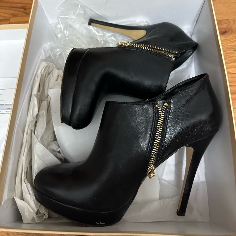 Michael kors york bootie black leather sz 8.5 - Picture 2 of 5
